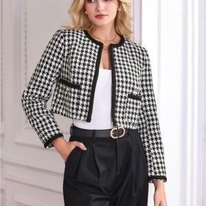 006. NWT RETAILS FOR 71$ Cropped Houndstooth Boxy Blazer - Black & White